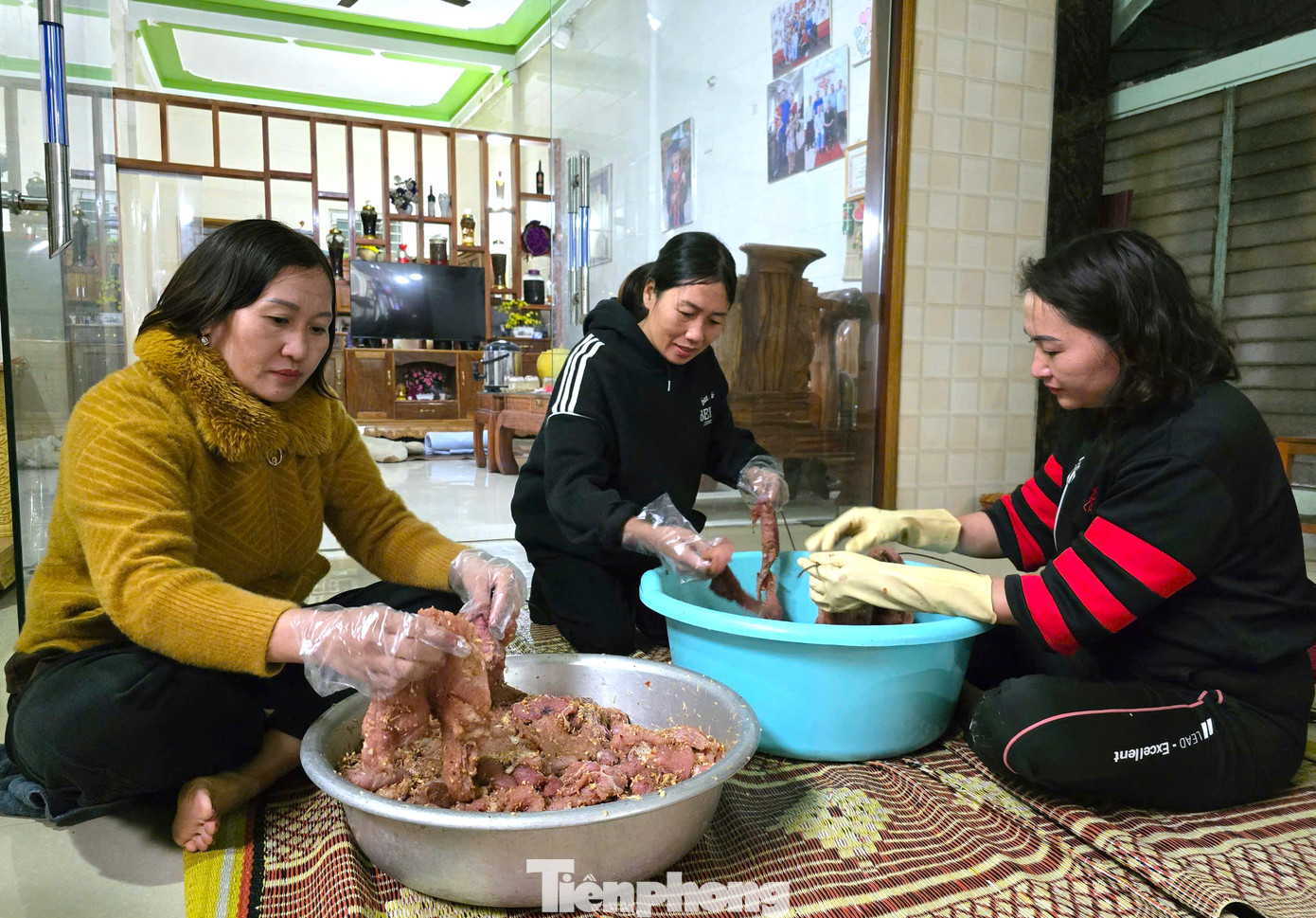 Từ cuối tháng 11 âm lịch hàng năm, những cơ sở sản xuất thịt trâu, bò, lợn gác bếp ở thị trấn Kim Sơn (huyện Quế Phong, Nghệ An) lại tất bật làm để kịp giao hàng cho khách. Trung bình mỗi ngày một cơ sở nơi đây mua từ 5 yến đến 1 tạ thịt trâu, bò, lợn về để làm ra món đặc sản này. Từ cuối tháng 11 âm lịch hàng năm, những cơ sở sản xuất thịt trâu, bò, lợn gác bếp ở thị trấn Kim Sơn (huyện Quế Phong, Nghệ An) lại tất bật làm để kịp giao hàng cho khách. Trung bình mỗi ngày một cơ sở nơi đây mua từ 5 yến đến 1 tạ thịt trâu, bò, lợn về để làm ra món đặc sản này.