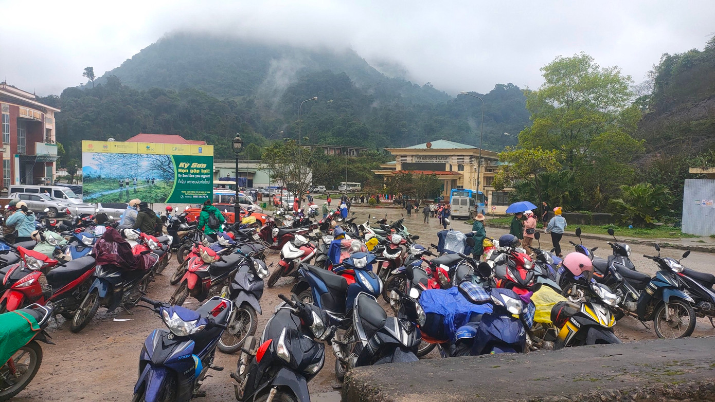 Ngày 14/1, tuy trời mưa nhưng có hàng nghìn người dân, du khách đến chợ biên giới. (Ảnh: Hải Thượng). Ngày 14/1, tuy trời mưa nhưng có hàng nghìn người dân, du khách đến chợ biên giới. (Ảnh: Hải Thượng).