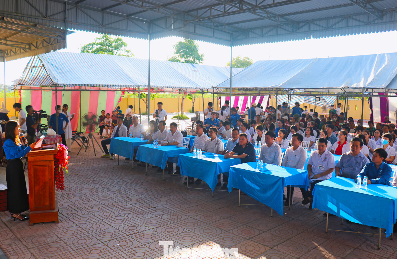 Hội đồng hương Diễn Châu Trường Đại học Y Hà Nội vừa phối hợp cùng Ban Thường vụ Tỉnh Đoàn Nghệ An, Hội Thầy thuốc trẻ tỉnh Nghệ An tổ chức chương trình thiện nguyện “Nắng Mùa Hạ 2024” khám, phát thuốc cho người dân trên địa bàn xã Diễn Kim (huyện Diễn Châu, Nghệ An).