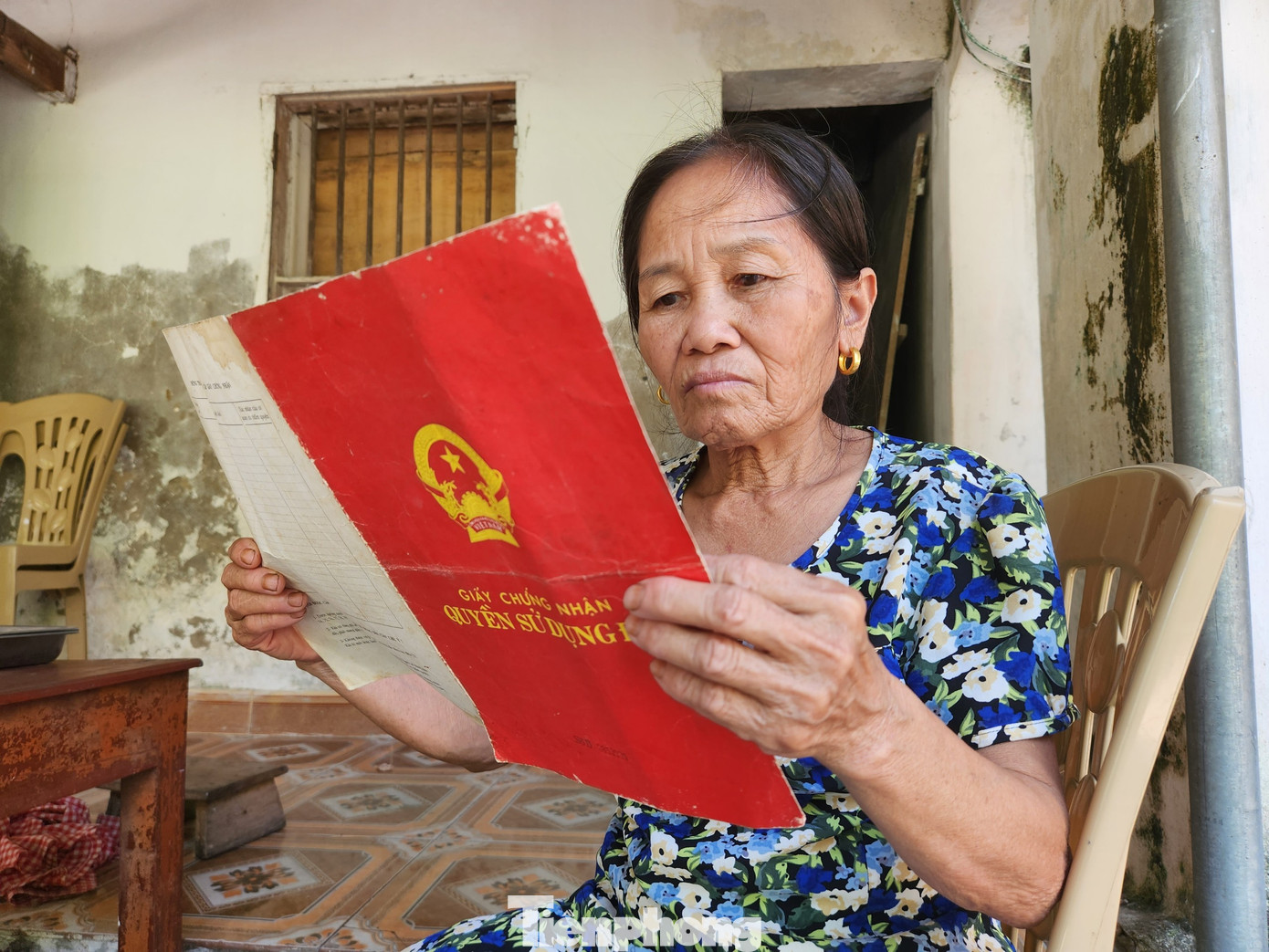 Bà Liên cầm trên tay tấm sổ đỏ hợp pháp do UBND huyện Quỳnh Lưu cấp năm 1995 cho vợ chồng bà. Bà Liên cầm trên tay tấm sổ đỏ hợp pháp do UBND huyện Quỳnh Lưu cấp năm 1995 cho vợ chồng bà.