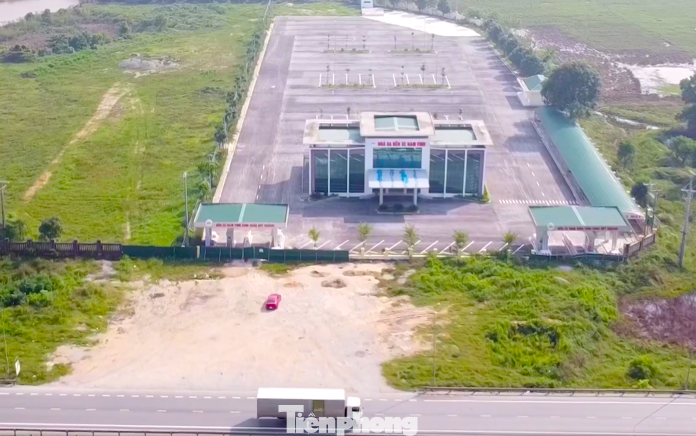 Trong đó giai đoạn 1, bến xe được xây dựng có diện tích 19.000 m2 với tổng mức đầu tư 32 tỷ đồng. Tháng 3, Bến xe Nam Vinh đã hoàn thành các hạng mục xây dựng, dự kiến sẵn sàng hoạt động ngay khi vận tải khách tại Bến xe chợ Vinh buộc phải dừng lại.