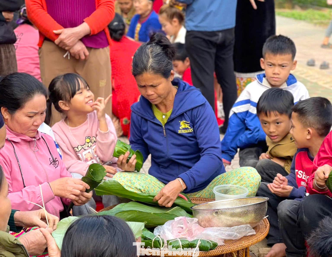 Tuy nhiên được cô giáo, phụ huynh hướng dẫn nên ai cũng thích thú trải nghiệm.