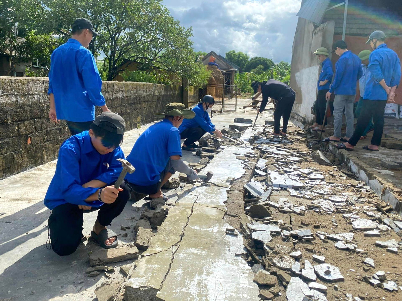 Đối với những ngôi nhà bị đổ tường rào, các đoàn viên thanh niên đã đến hỗ trợ dọn dẹp để người dân sớm trở lại cuộc sống bình thường.