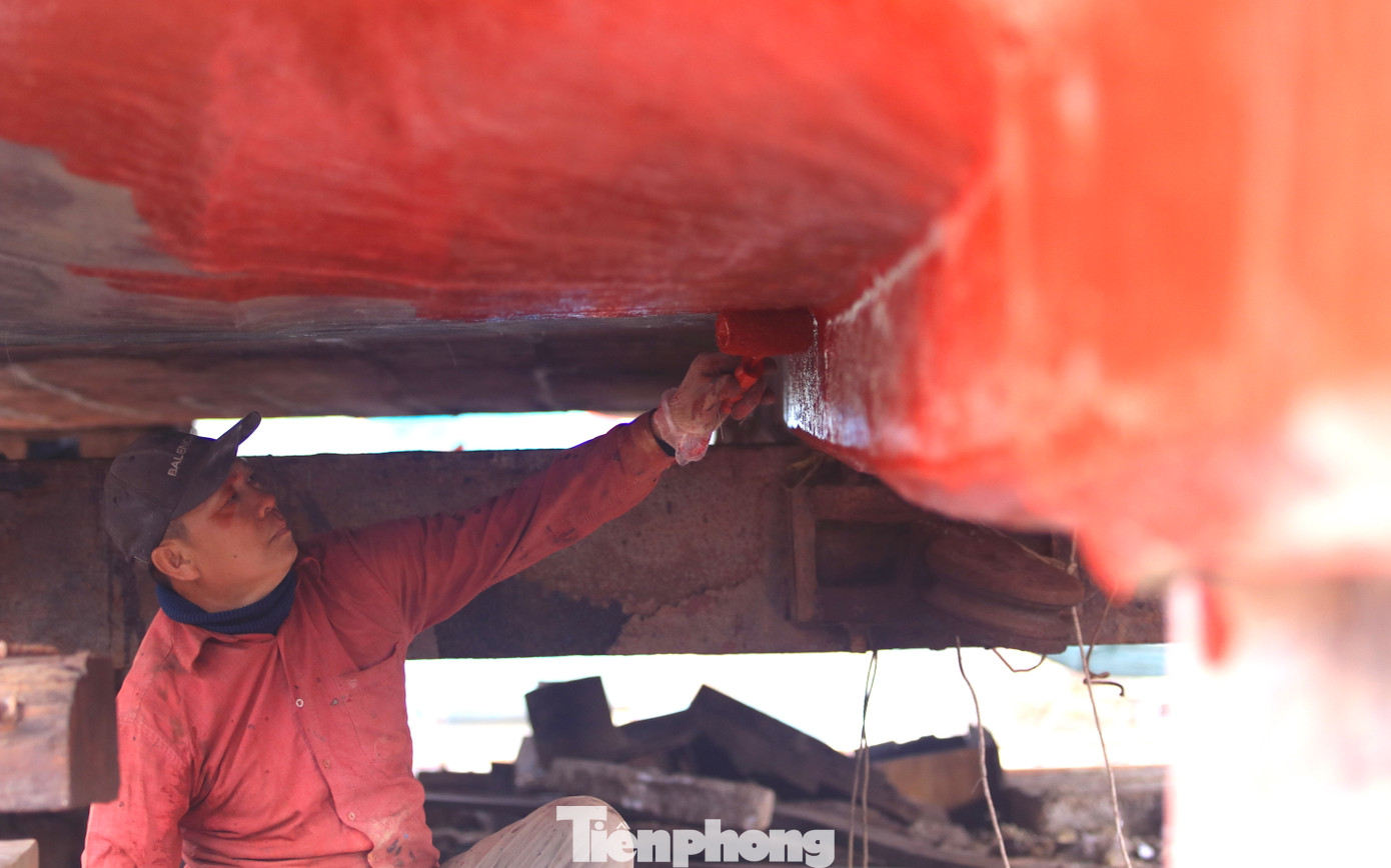 “Trước tiên phải vệ sinh trên vỏ, sau đó xử lý những chỗ ván bị hở để làm kín nước. Rồi dán một lớp sợi thủy tinh bên ngoài sau đó mới sơn”, ông Thạch Xuân Trường nói và cho biết, có những con tàu từ khi sửa chữa đến khi sơn và hoàn thiện mất 7-8 tháng trời. Với công việc của mình, mỗi ngày ông Trường được trả 400 nghìn đồng tiền công. Trong khi đó nhiều thợ sửa máy phức tạp sẽ được trả công 600-700 nghìn đồng.