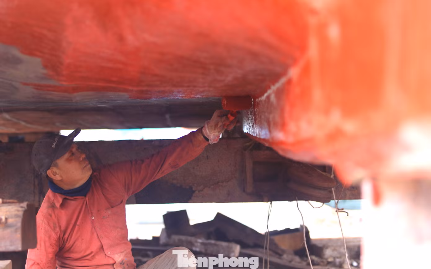 “Trước tiên phải vệ sinh trên vỏ, sau đó xử lý những chỗ ván bị hở để làm kín nước. Rồi dán một lớp sợi thủy tinh bên ngoài sau đó mới sơn”, ông Thạch Xuân Trường nói và cho biết, có những con tàu từ khi sửa chữa đến khi sơn và hoàn thiện mất 7-8 tháng trời. Với công việc của mình, mỗi ngày ông Trường được trả 400 nghìn đồng tiền công. Trong khi đó nhiều thợ sửa máy phức tạp sẽ được trả công 600-700 nghìn đồng.