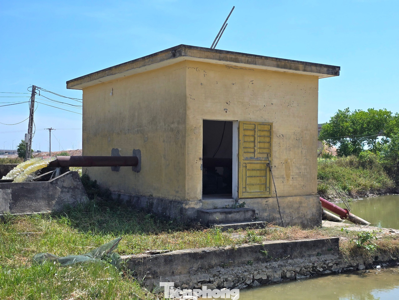 "Hiện nay khu vực xã Hưng Đạo, Hưng Nghĩa, Hưng Tây... thiếu nước trầm trọng. Huyện đang tập trung chỉ đạo, phối hợp ngành thủy lợi triển khai nhiều biện pháp để cứu hạn. Như tiến hành bơm luân phiên, xã này bơm thì xã kia nghỉ. Đồng thời lắp thêm máy bơm nhỏ, máy phụ để tạo nguồn nước. Các xã cũng đang căn thủy triều để bơm nước từ sông Lam vào nhưng một ngày chỉ bơm được 10 giờ đồng hồ. Đôi khi không căn giờ đúng lại bị ngập mặn. Nếu ít ngày nữa không có nước, nhiều diện tích lúa sẽ mất năng suất”, ông Hoàng Đức Ân - Trưởng phòng Nông nghiệp huyện Hưng Nguyên chia sẻ.