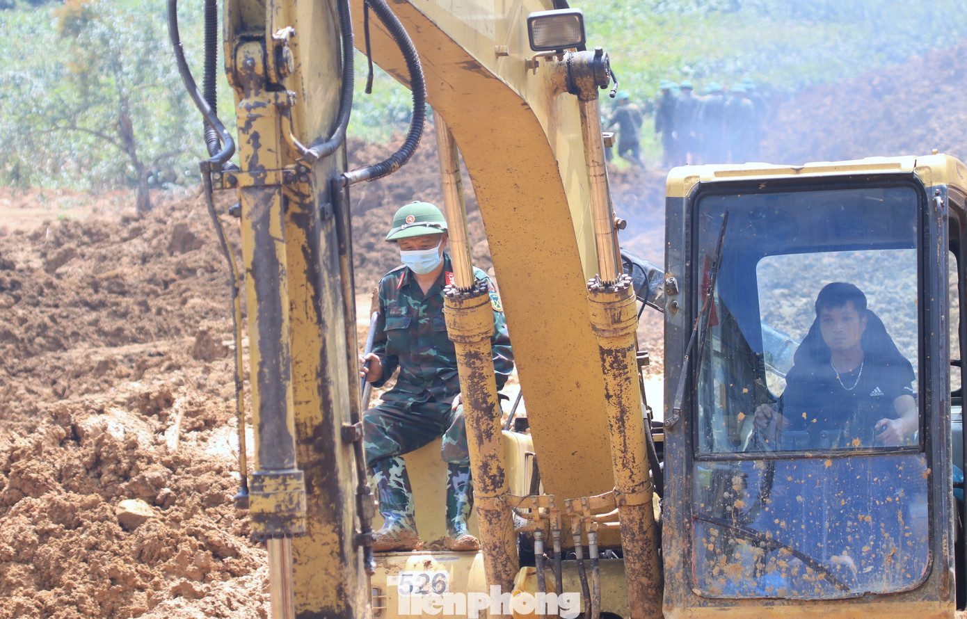 Lực lượng chức năng huy động 3 máy múc cỡ lớn hoạt động liên tục từ sáng đến chiều để san gạt đất đá. Trên mỗi máy múc đều có một cán bộ của lực lượng quân đội chỉ huy, theo dõi quan sát và tìm kiếm nạn nhân.