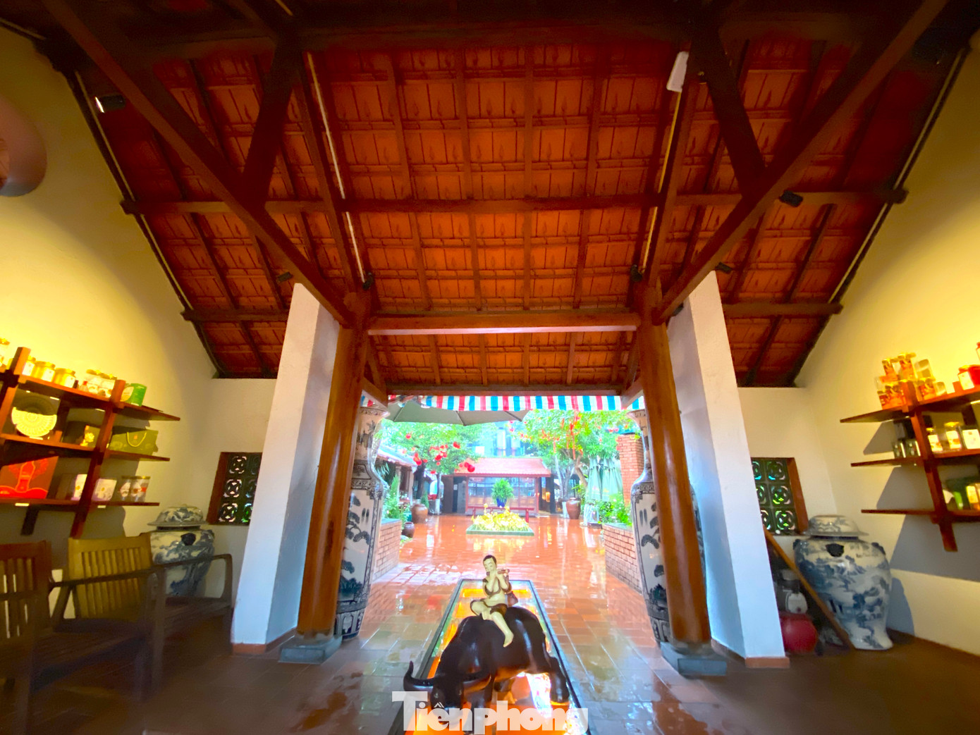 Nhà gỗ làm cổng vào nhà hàng.