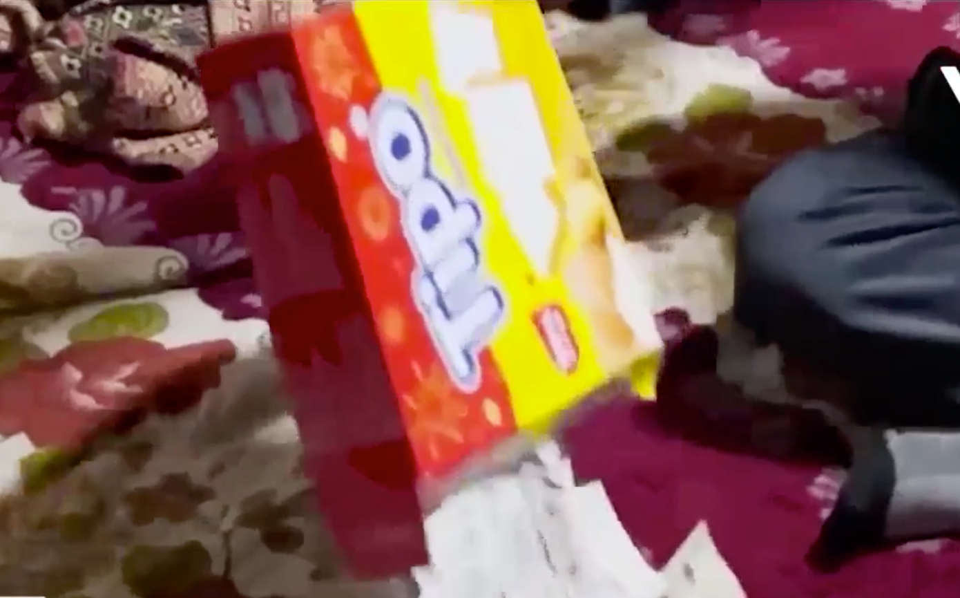 Vỏ bánh và tiền mà B.V.T. đã lấy trong đền Hoàng Mười.