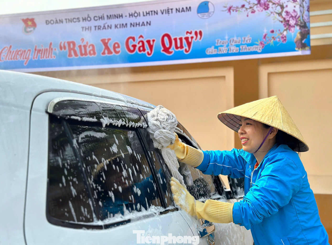 Biết các đoàn viên rửa xe gây quỹ từ thiện, nhiều người cũng đưa ô tô đến để rửa ủng hộ vào quỹ.
