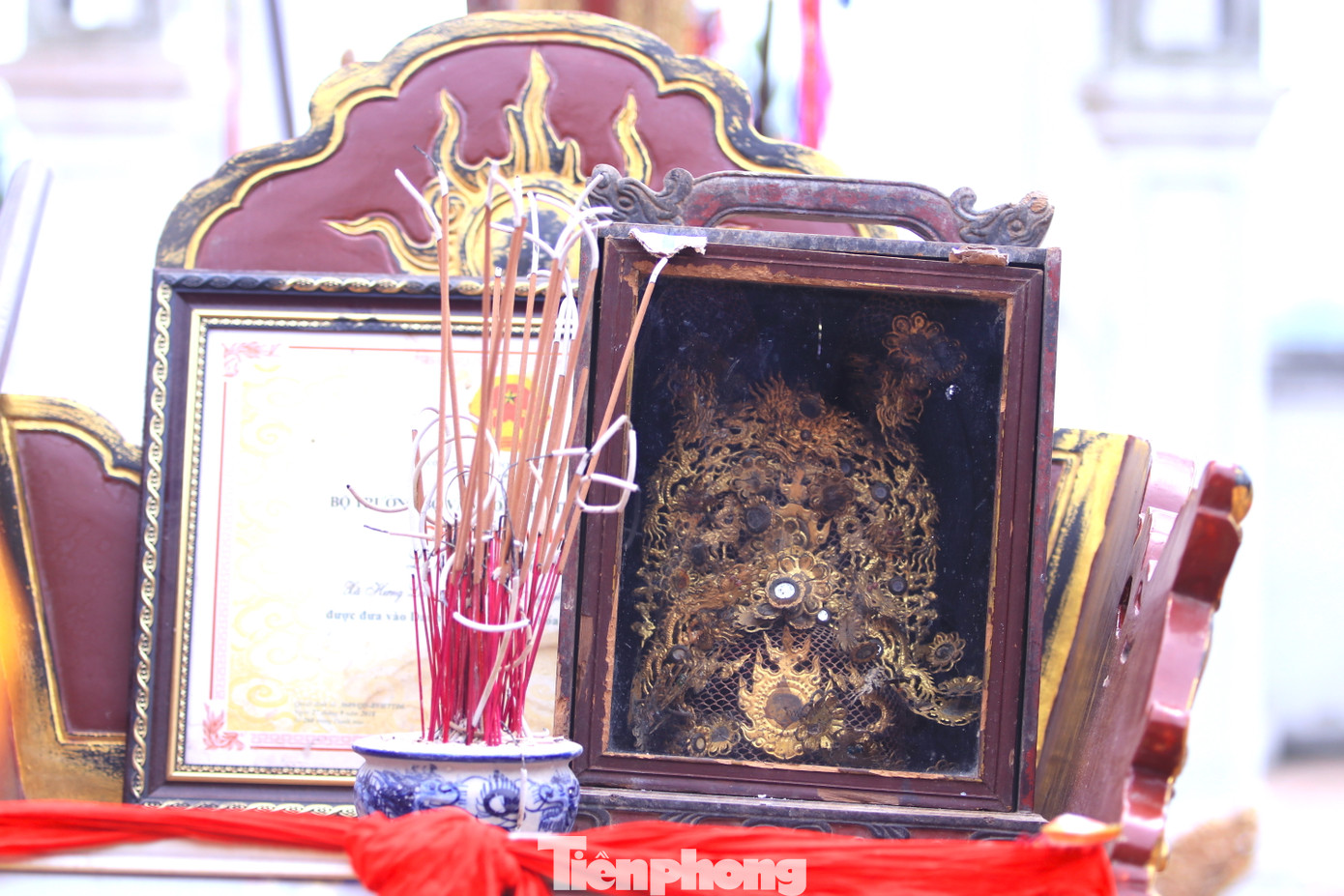 Chiếc mũ thờ cổ quý được lưu giữ cẩn thận trong ngôi đền.