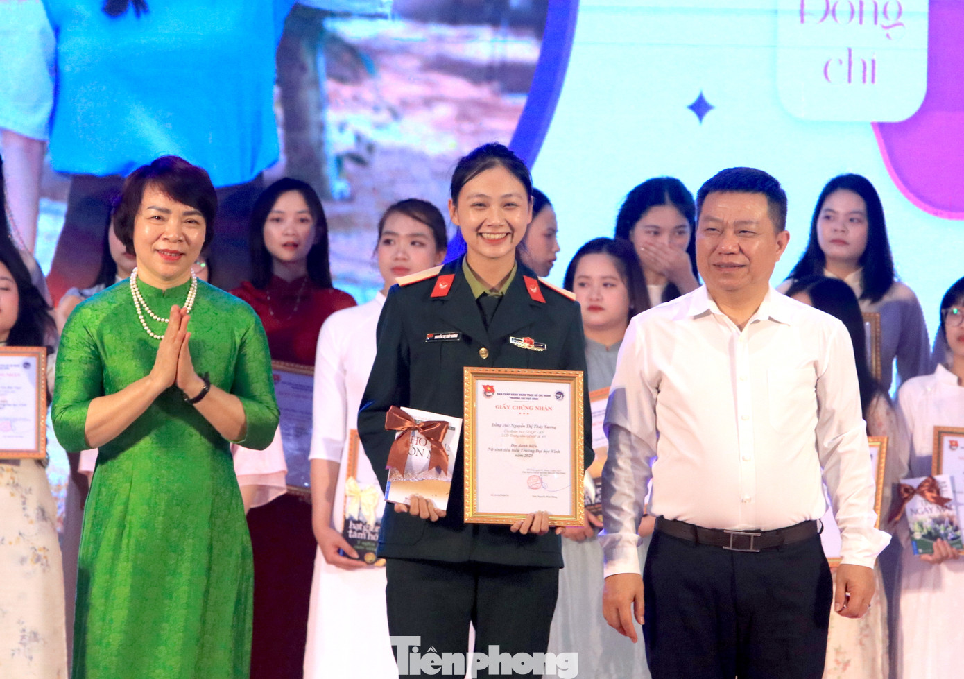 Trao Giấy chứng nhận cho 69 nữ sinh tiêu biểu năm 2025. Trao Giấy chứng nhận cho 69 nữ sinh tiêu biểu năm 2025.