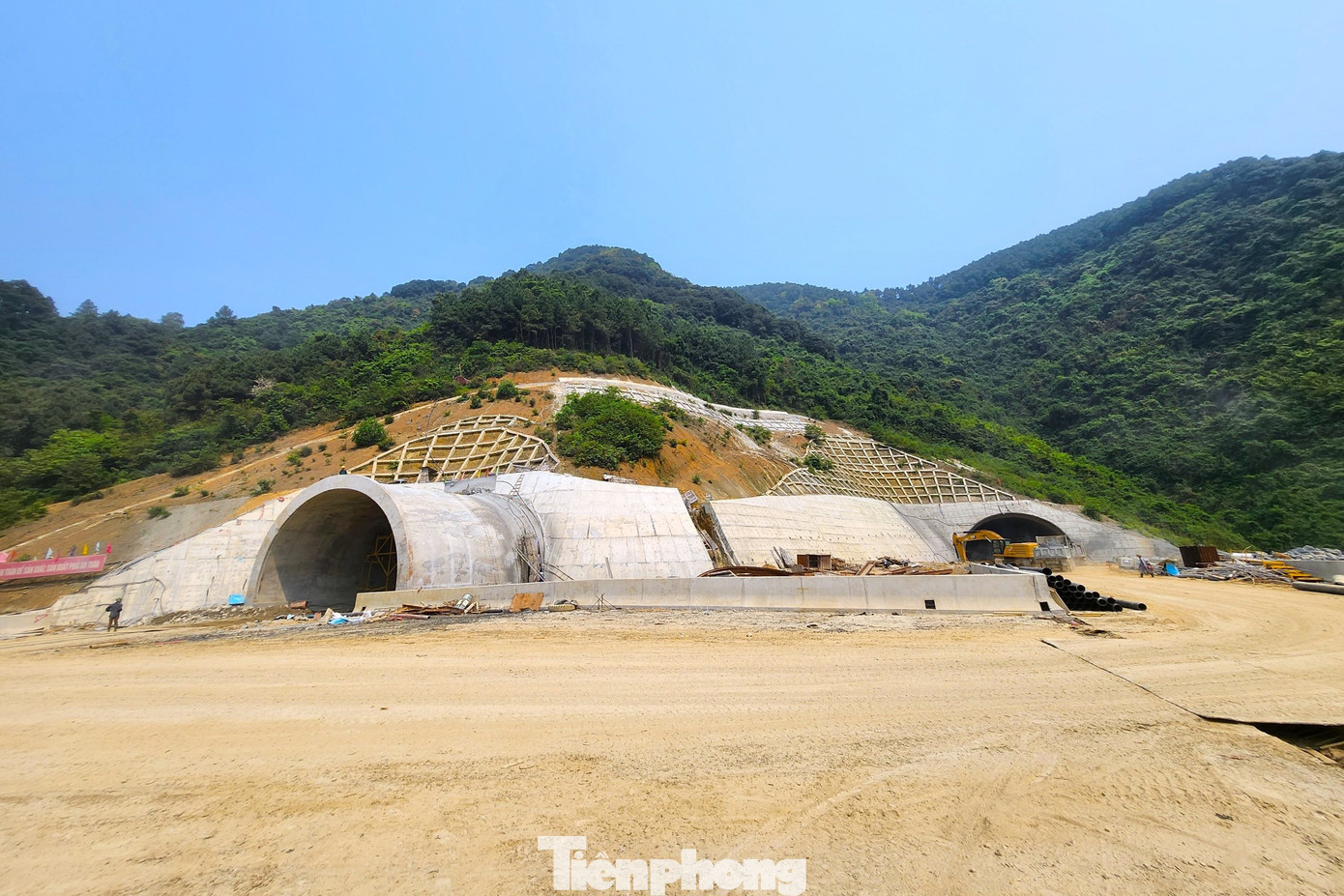 Phía bên ngoài hầm cũng được các đơn vị thi công triển khai thi công hoàn thiện để kịp tiến độ. Phía bên ngoài hầm cũng được các đơn vị thi công triển khai thi công hoàn thiện để kịp tiến độ.