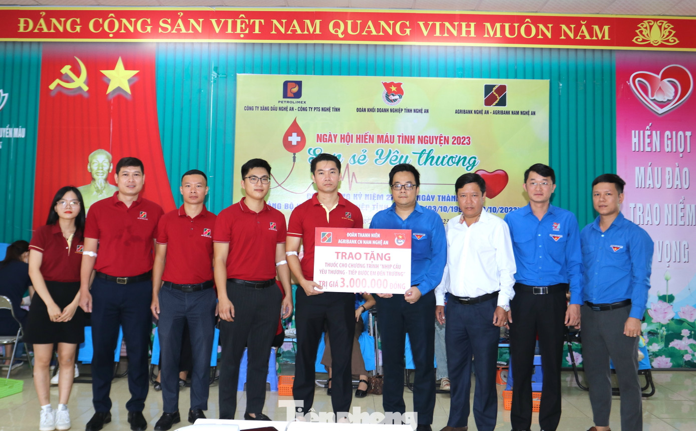 Đoàn Thanh niên Agribank chi nhánh Nam Nghệ An cũng trao tặng thuốc cho chương trình “Nhịp cầu yêu thương - tiếp bước em đến trường”. Đoàn Thanh niên Agribank chi nhánh Nam Nghệ An cũng trao tặng thuốc cho chương trình “Nhịp cầu yêu thương - tiếp bước em đến trường”.