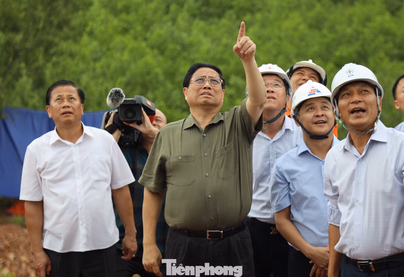 Thủ tướng Phạm Minh Chính kiểm tra và chỉ đạo các đơn vị chức năng, đơn vị thi công tại hiện trường.