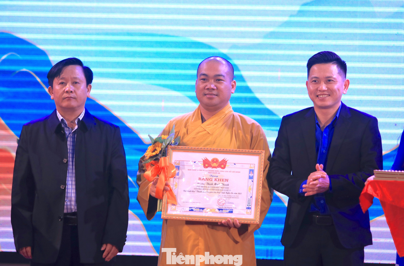 92 cá nhân được tuyên dương đều là những đảng viên trẻ, cán bộ Đoàn, Hội, Đội xuất sắc, thanh niên, chức sắc tôn giáo tiêu biểu. 92 cá nhân được tuyên dương đều là những đảng viên trẻ, cán bộ Đoàn, Hội, Đội xuất sắc, thanh niên, chức sắc tôn giáo tiêu biểu.