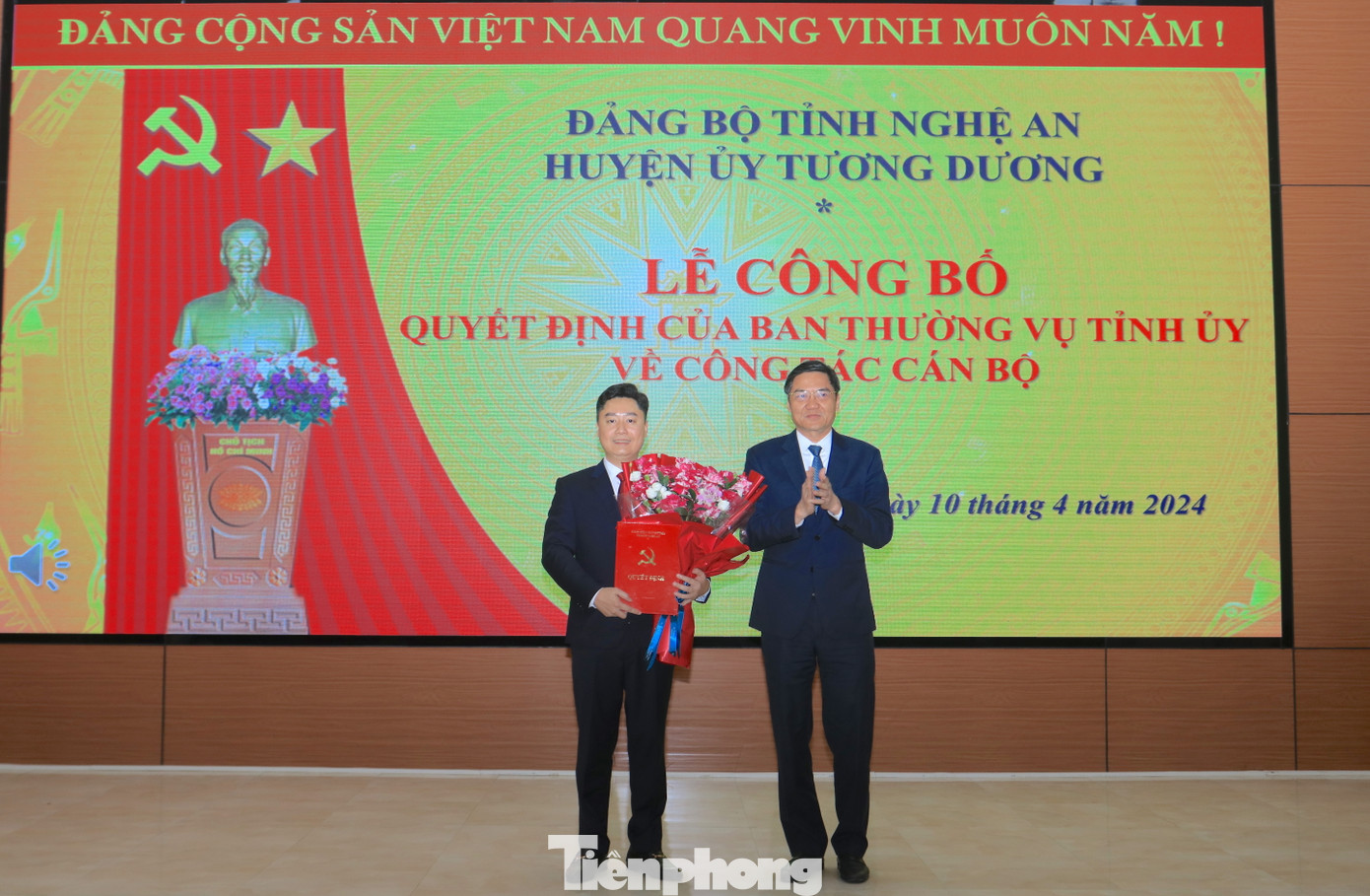 Ông Hoàng Nghĩa Hiếu - Phó Bí thư Tỉnh ủy Nghệ An trao quyết định, tặng hoa chúc mừng tân Bí thư Huyện ủy Tương Dương Lê Văn Lương.