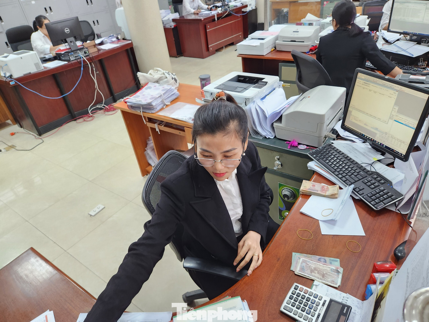 Két sắt để ngay phía dưới chân bên trái ghế làm việc của chị Hằng. Đối tượng đã với tay mở cửa két nhưng vì vướng người chị Hằng nên đối tượng chưa lấy được tiền bên trong.