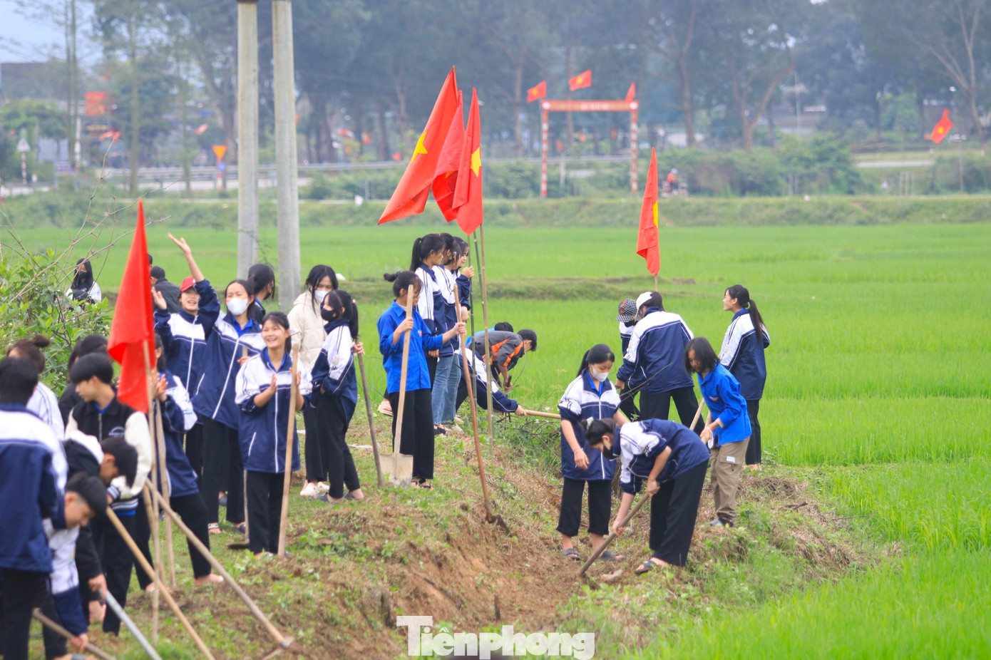 Sau nghi lễ trao cờ khởi động Tháng Thanh niên năm 2024, các đại biểu, đoàn viên thanh niên tham gia hưởng ứng Lễ khởi động với các công trình, phần việc ý nghĩa như nạo vét kênh mương nội đồng; vệ sinh, dọn dẹp nhà cho gia đình chính sách, trao tặng sân chơi thể thao cho Tổng đội Thanh niên xung phong 5; tập huấn, chuyển giao khoa học kỹ thuật trồng trọt. Sau nghi lễ trao cờ khởi động Tháng Thanh niên năm 2024, các đại biểu, đoàn viên thanh niên tham gia hưởng ứng Lễ khởi động với các công trình, phần việc ý nghĩa như nạo vét kênh mương nội đồng; vệ sinh, dọn dẹp nhà cho gia đình chính sách, trao tặng sân chơi thể thao cho Tổng đội Thanh niên xung phong 5; tập huấn, chuyển giao khoa học kỹ thuật trồng trọt.