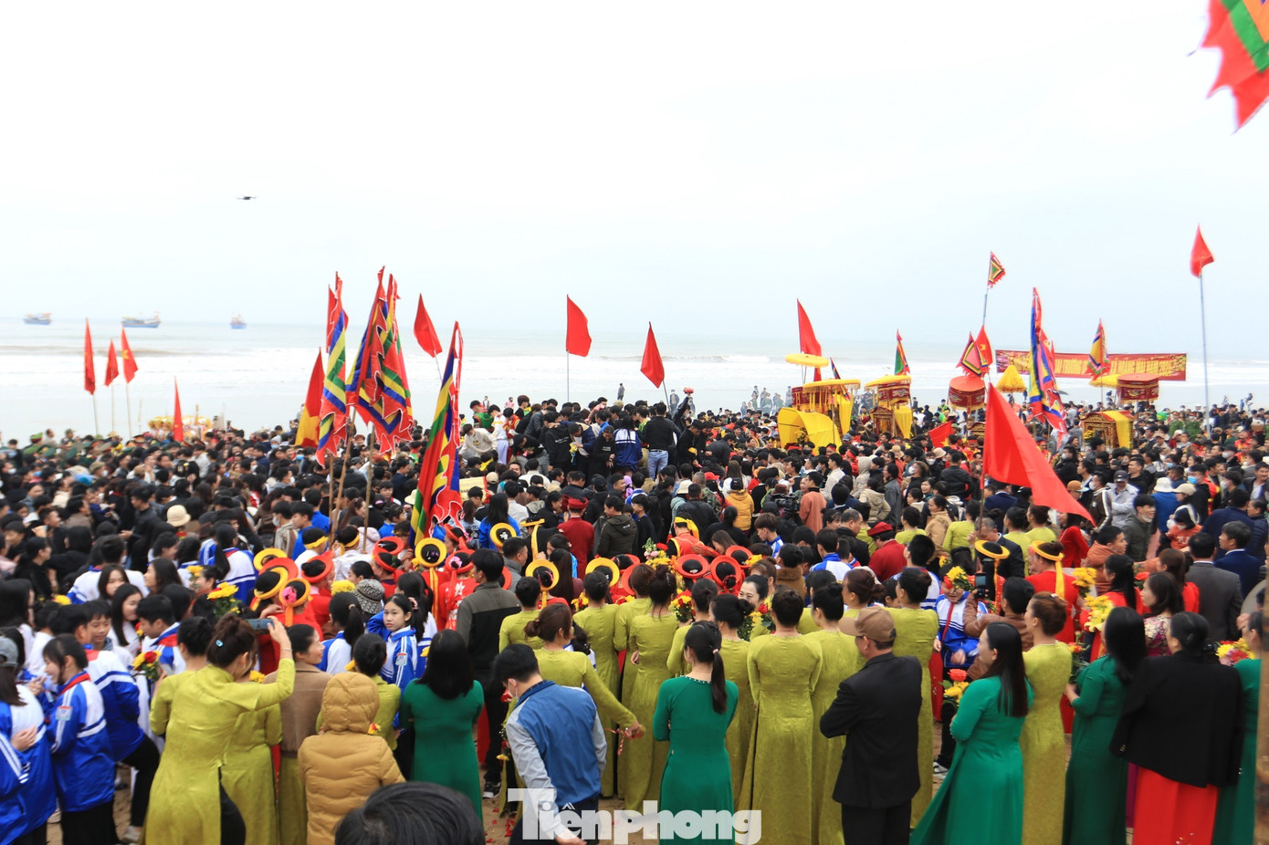 Khi nghi lễ cầu ngư kết thúc, cả nghìn người lao vào mâm lễ lớn cướp lộc. Ai cũng muốn cướp lộc với tâm niệm mang lại may mắn, lộc về cho bản thân.