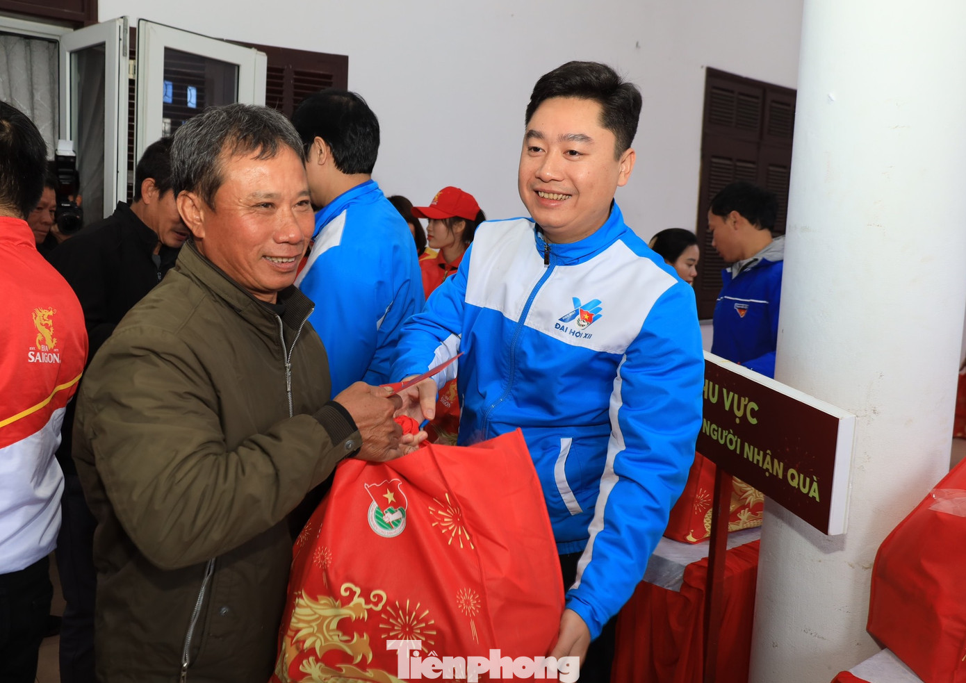 Các đại biểu, đại diện các nhà tài trợ trao tặng những phần quà Tết đến các công nhân mất việc làm, những ngư dân có hoàn cảnh khó khăn.