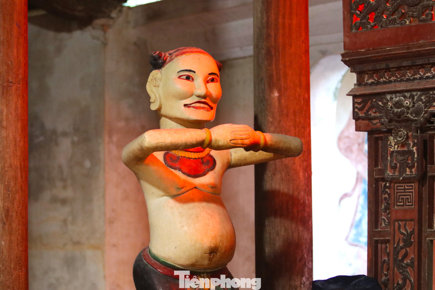 Những pho tượng được làm từ gỗ có hình dáng kỳ lạ.