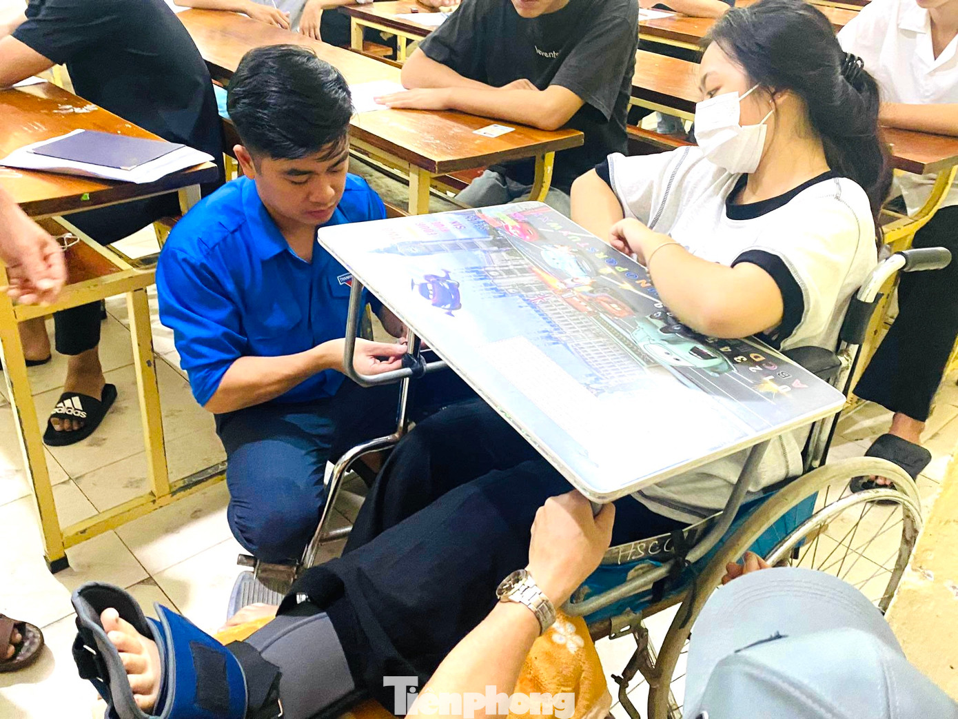 Em Trần Thị Linh Chi bị tai nạn gãy chân trước ngày thi được các tình nguyện viên Huyện Đoàn Đô Lương (Nghệ An) hỗ trợ đưa vào tận phòng thi làm bài. Em Trần Thị Linh Chi bị tai nạn gãy chân trước ngày thi được các tình nguyện viên Huyện Đoàn Đô Lương (Nghệ An) hỗ trợ đưa vào tận phòng thi làm bài.