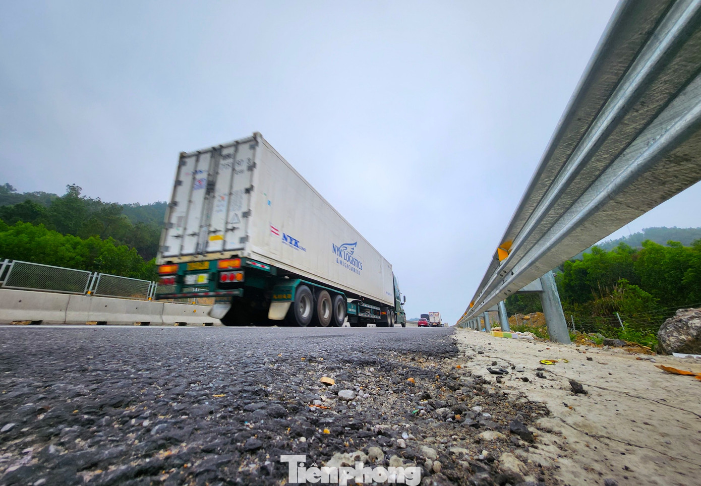 Hiện mặt đường tại một số điểm trên tuyến đã xuất hiện tình trạng xói mòn, bong tróc. Hiện mặt đường tại một số điểm trên tuyến đã xuất hiện tình trạng xói mòn, bong tróc.