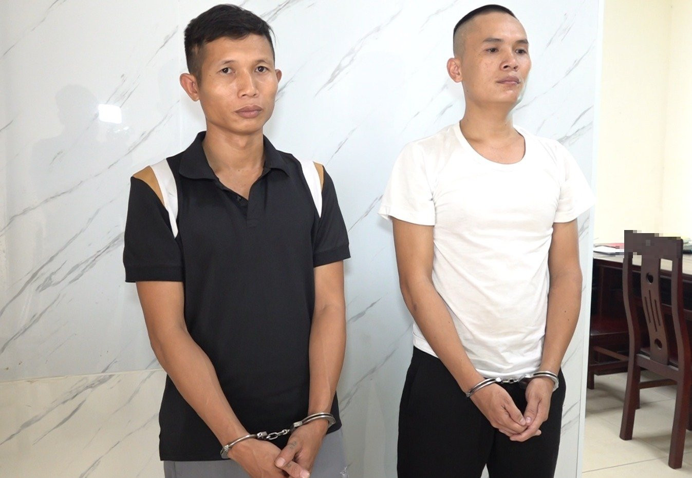 Hai đối tượng Nguyễn Quốc Dũng (áo đen) và Trần Văn Mười. Hai đối tượng Nguyễn Quốc Dũng (áo đen) và Trần Văn Mười.