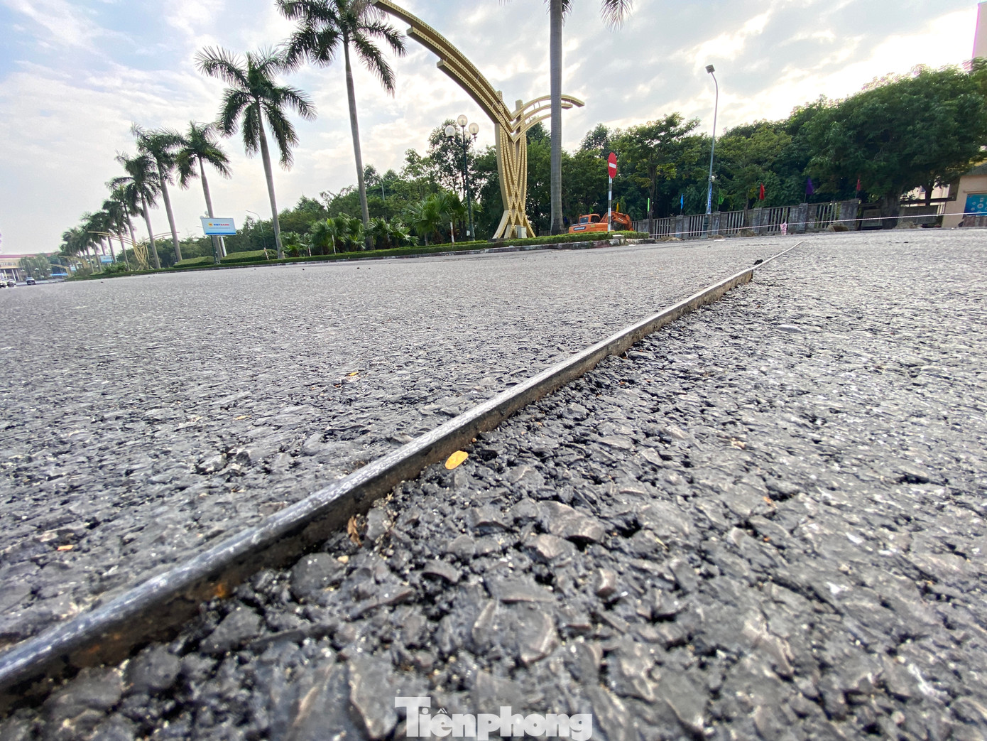 Có điểm đơn vị thi công thảm mặt đường nhưng để lại thanh sắt trồi lên khỏi mặt đường rất nguy hiểm.