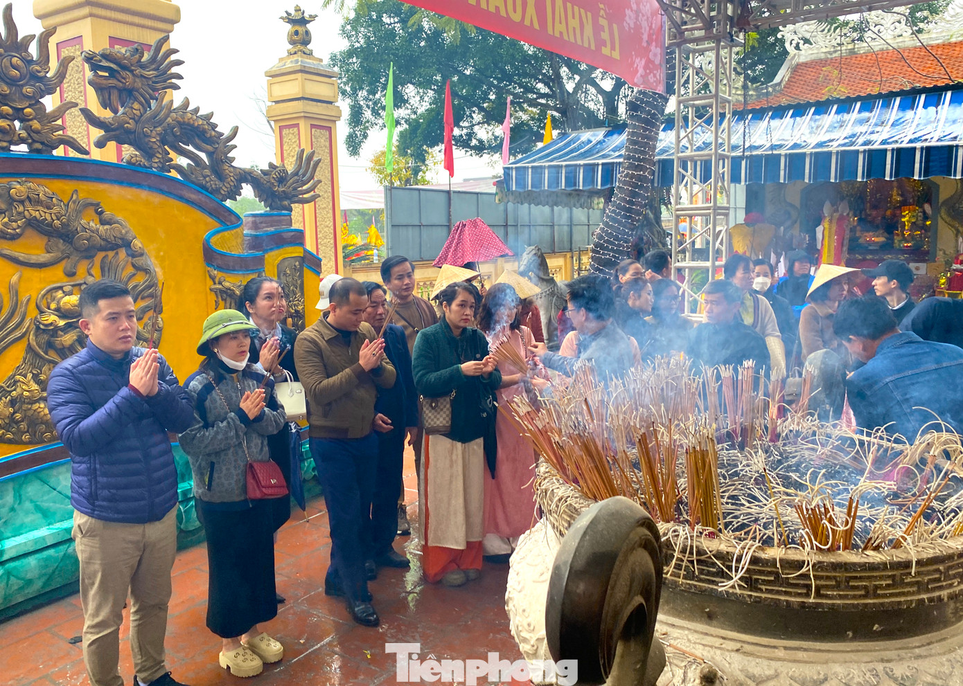 Càng về chiều, du khách hành hương về đền thắp hương cầu khấn càng đông. Càng về chiều, du khách hành hương về đền thắp hương cầu khấn càng đông.