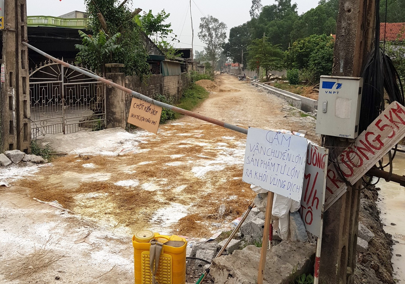 Nhiều nơi lập chốt để kiểm soát dịch bệnh tả lợn Châu Phi.