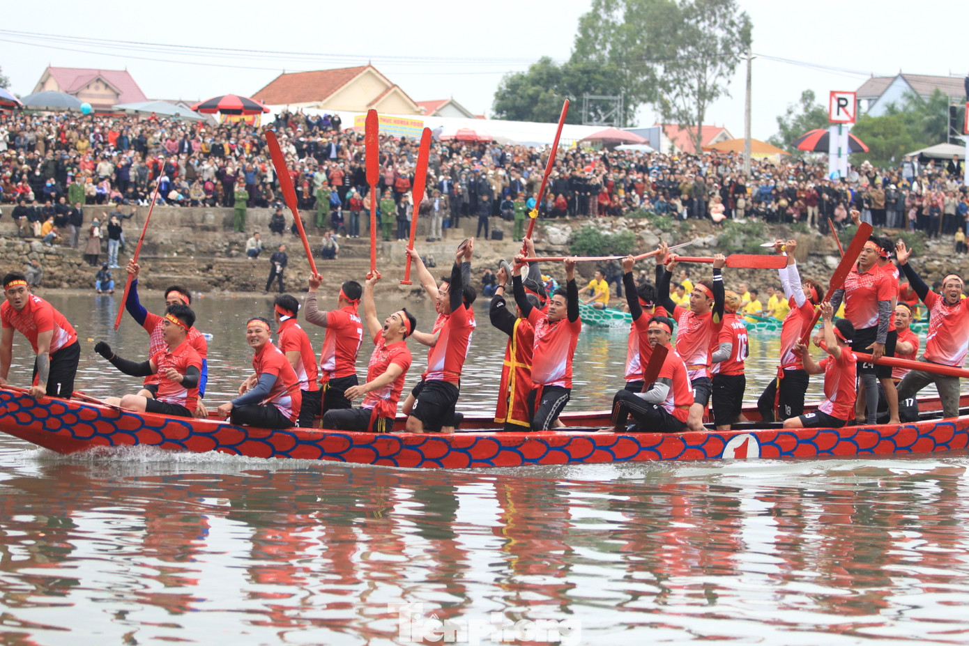 Các tay đua ăn mừng chiến thắng sau lượt đua. Các tay đua ăn mừng chiến thắng sau lượt đua.