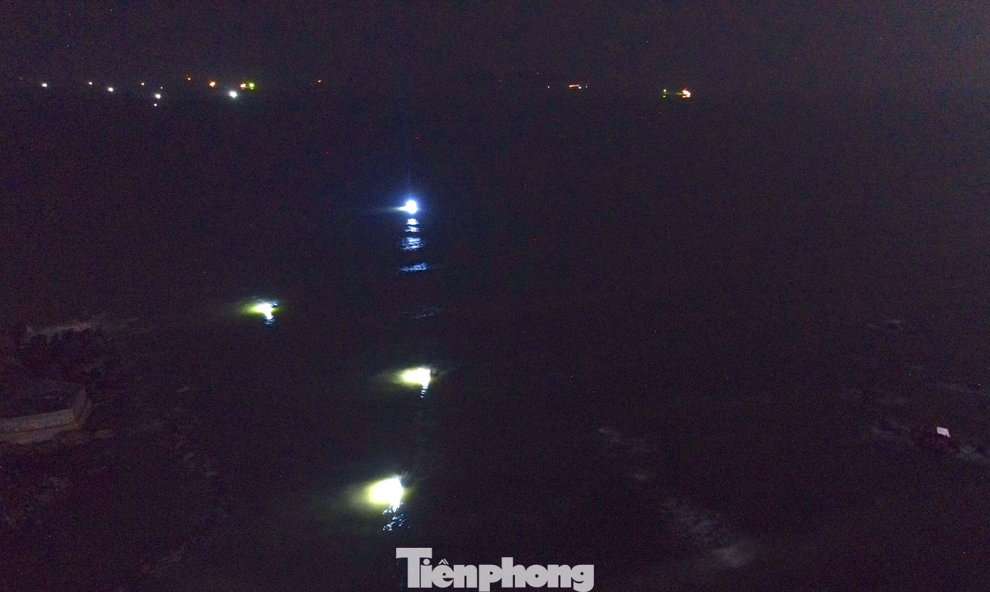 Từ trong bờ biển nhìn ra có thể thấy những đốm sáng lấp ló như những con đom đóm, đó chính là những chiếc thuyền thúng của ngư dân đi câu mực mỗi đêm.