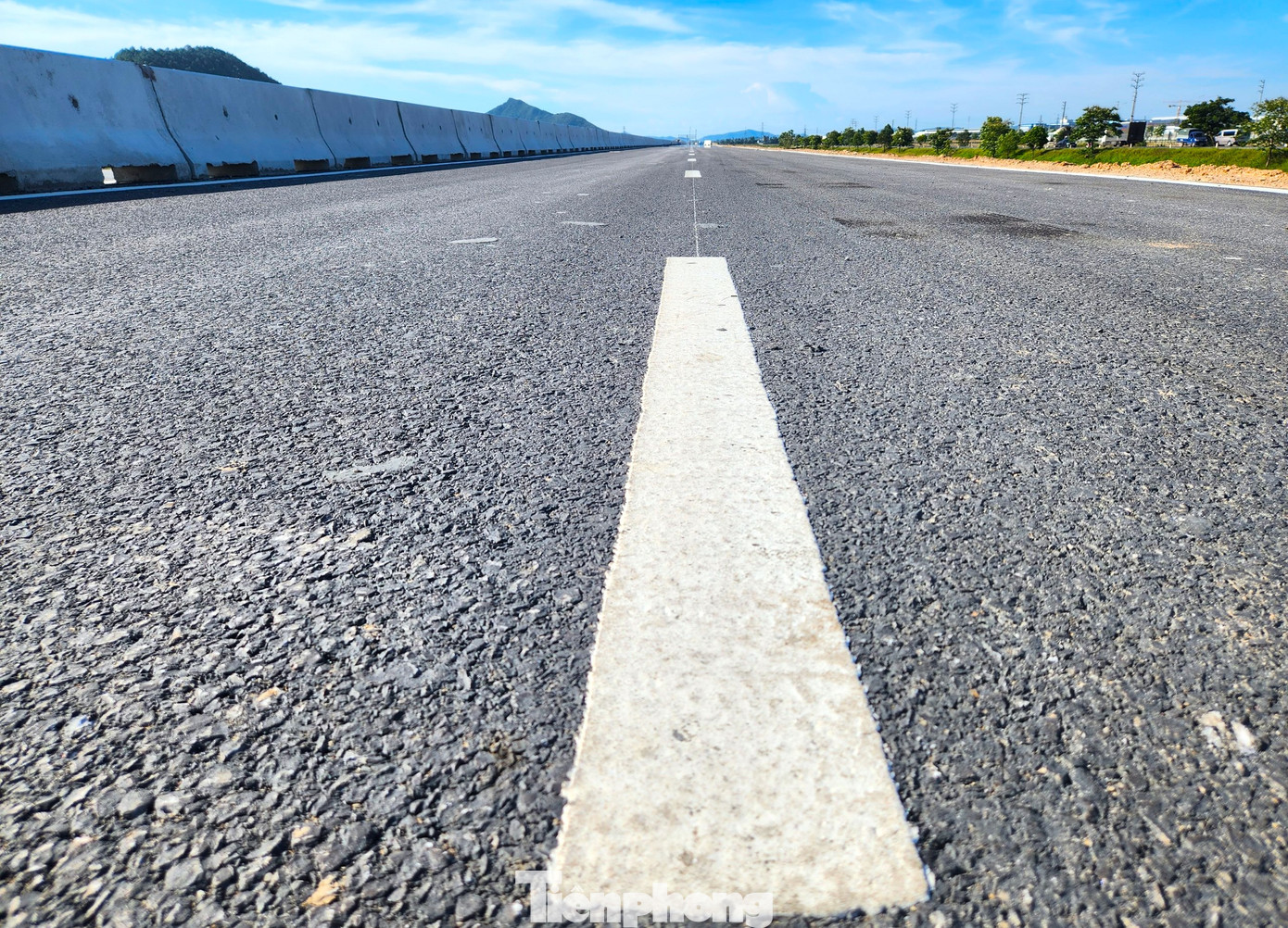 Mặt đường toàn tuyến đã được làm hoàn thiện.