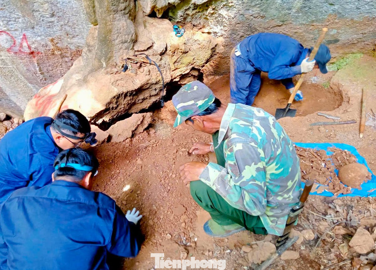 Mỗi khi phát hiện các manh mối nghi ngờ có mộ liệt sĩ như: tăng, võng, bình đông, quần áo... các cán bộ chiến sĩ lại huy động tối đa nhân lực để tìm kiếm. Mỗi khi phát hiện các manh mối nghi ngờ có mộ liệt sĩ như: tăng, võng, bình đông, quần áo... các cán bộ chiến sĩ lại huy động tối đa nhân lực để tìm kiếm.