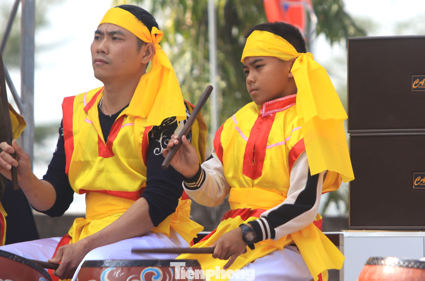 Trong hội thi năm nay có sự tham gia của một cậu bé 9 tuổi trong đội đánh trống tế. Tuy còn nhỏ tuổi, tay đánh trống mượt mà, chuẩn chỉnh của cậu bé thu hút sự quan tâm của khán giả.