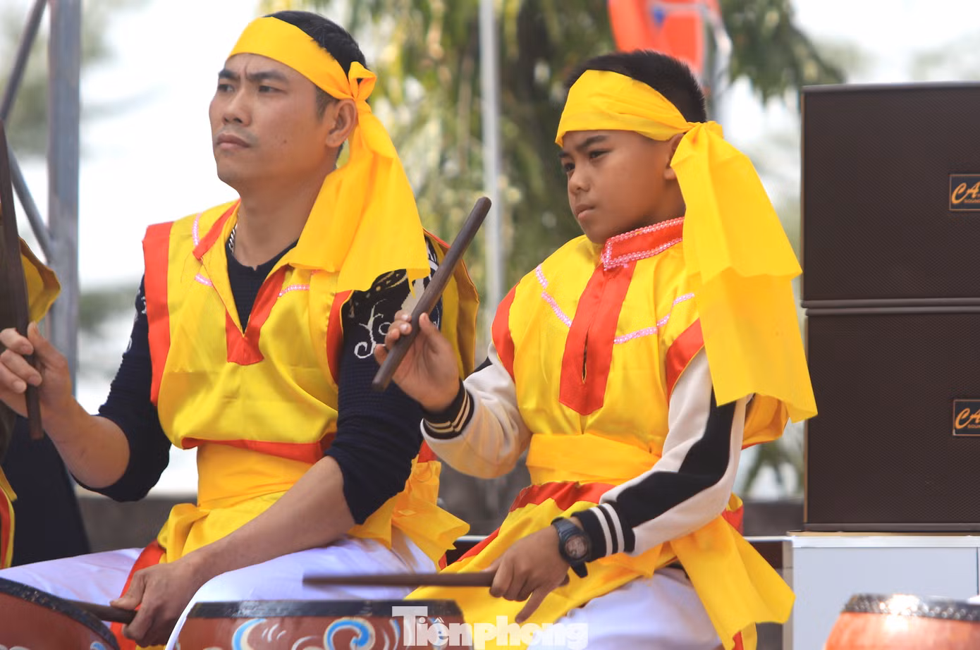Trong hội thi năm nay có sự tham gia của một cậu bé 9 tuổi trong đội đánh trống tế. Tuy còn nhỏ tuổi, tay đánh trống mượt mà, chuẩn chỉnh của cậu bé thu hút sự quan tâm của khán giả.