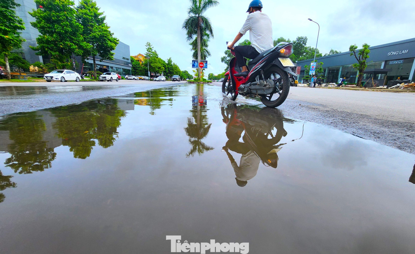 Hai bên mặt đường đã thảm cao, trong khi khoảng giữa không được làm tạo thành những vũng nước lớn. Hai bên mặt đường đã thảm cao, trong khi khoảng giữa không được làm tạo thành những vũng nước lớn.
