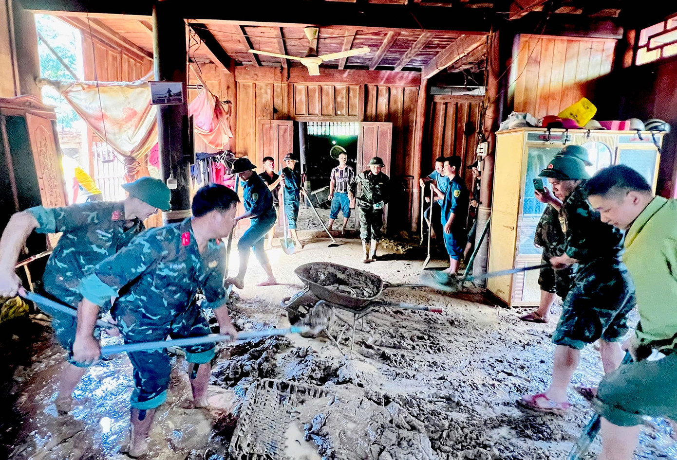 Trong ngày 1/10, lực lượng công an huyện và các đơn vị chức năng đã vào hiện trường trận lũ ống hỗ trợ người dân khắc phục hậu quả, dọn dẹp bùn đất.