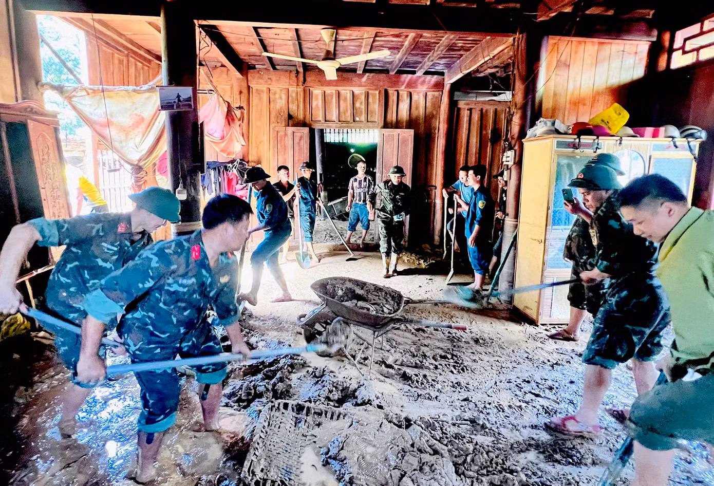 Trong ngày 1/10, lực lượng công an huyện và các đơn vị chức năng đã vào hiện trường trận lũ ống hỗ trợ người dân khắc phục hậu quả, dọn dẹp bùn đất.