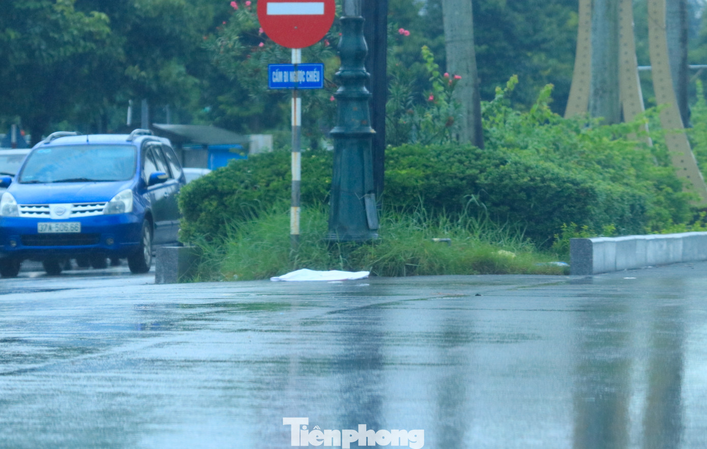 Ở dự án nâng cấp đại lộ Lê Nin, nhiều đoạn thi công lát đá bồn hoa giữa đường được thực hiện dở dang, nhếch nhác.