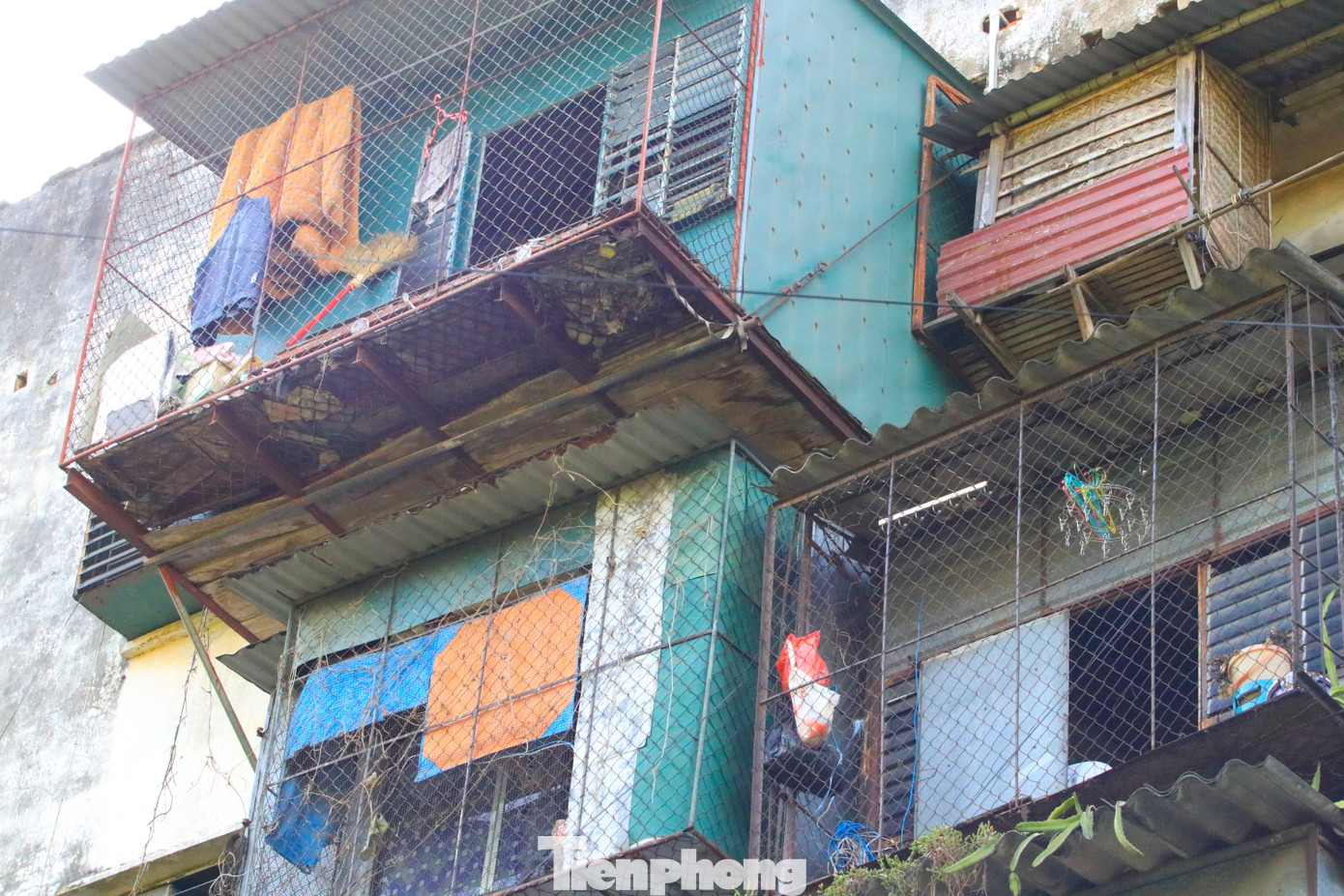 Bên trong những chiếc "chuồng cọp" là những thứ đồ lỉnh kỉnh và vật liệu dễ cháy. Nhìn bằng mắt thường, những chiếc "chuồng cọp" này có dấu hiệu mất an toàn.