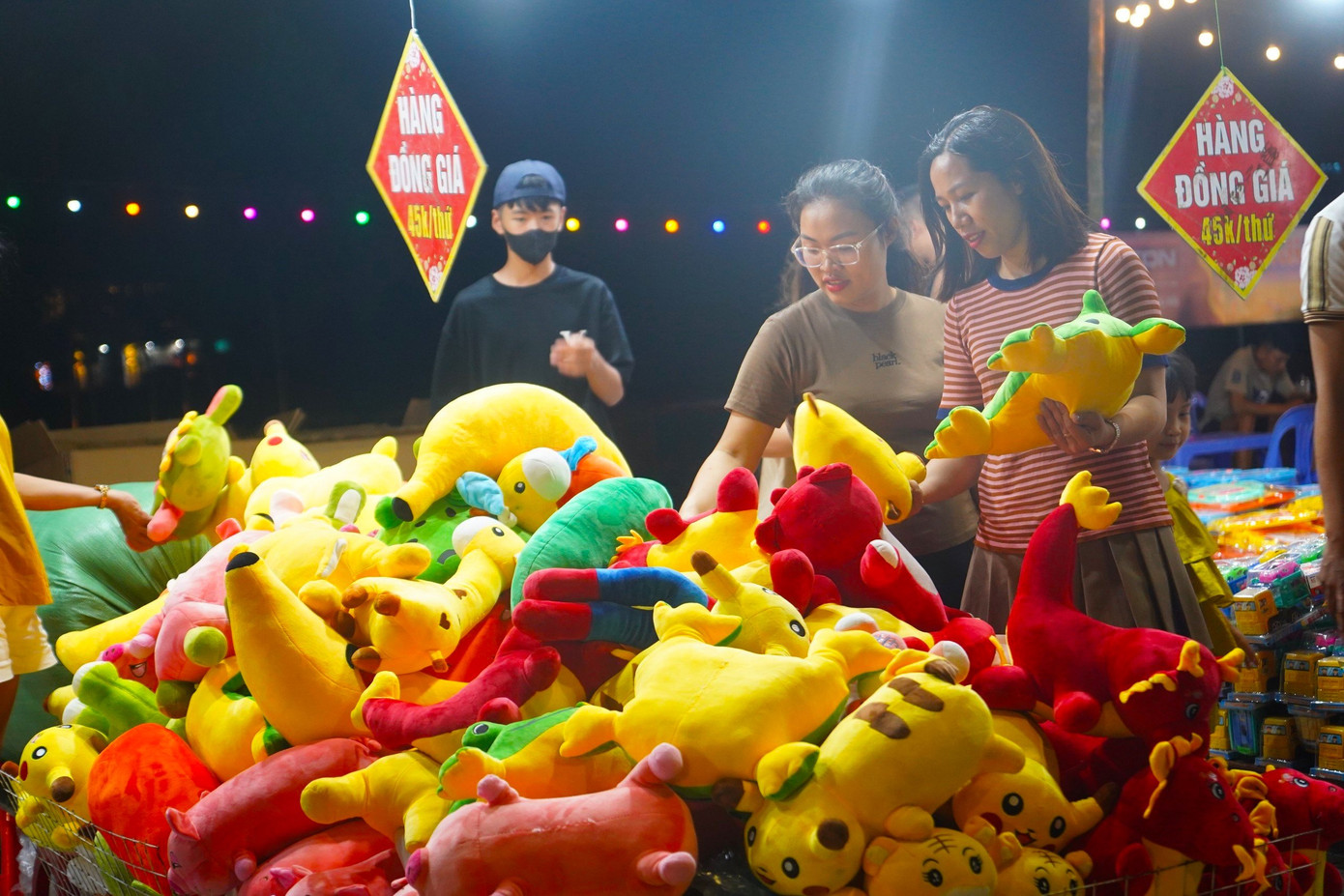 Phố đêm Nguyễn Huệ sẽ được tổ chức vào các buổi tối thứ Bảy hàng tuần, từ tháng 5 đến tháng 8/2024 để phục vụ nhu cầu giao lưu, giải trí của du khách vào dịp cuối tuần. Phố đêm Nguyễn Huệ sẽ được tổ chức vào các buổi tối thứ Bảy hàng tuần, từ tháng 5 đến tháng 8/2024 để phục vụ nhu cầu giao lưu, giải trí của du khách vào dịp cuối tuần.