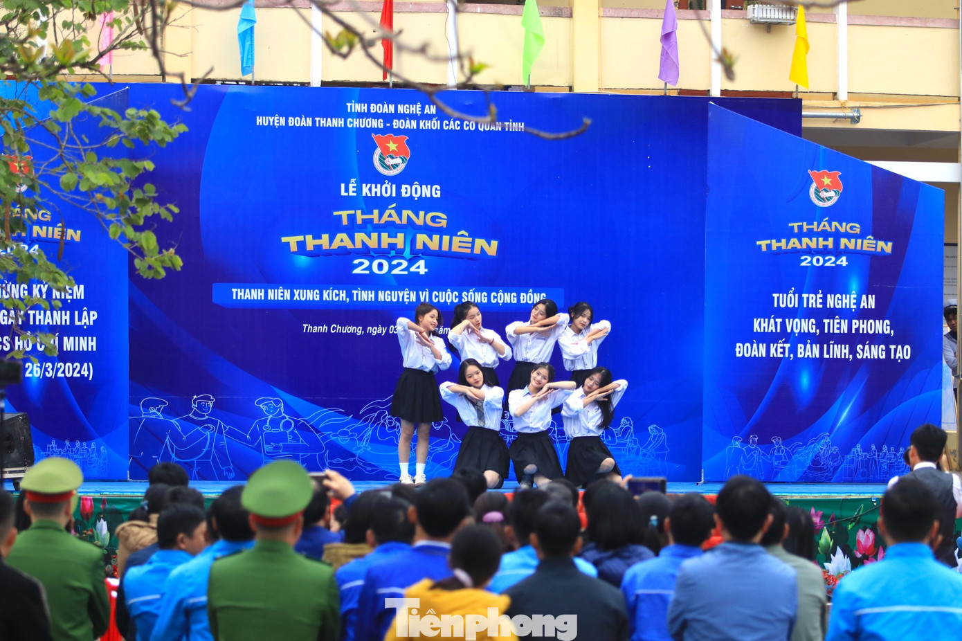 Nhiều tiết mục văn nghệ của các đoàn viên thanh niên làm chương trình thêm sôi động. Nhiều tiết mục văn nghệ của các đoàn viên thanh niên làm chương trình thêm sôi động.