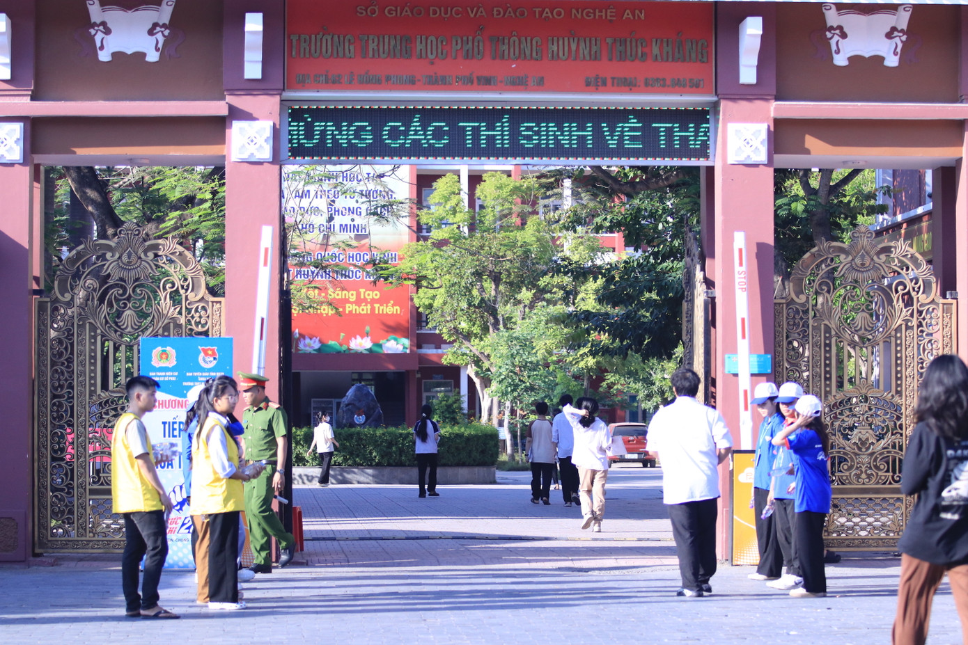 Từ 4h30’ sáng 26/6, hơn 30 thành viên của Đội Thanh niên tình nguyện trường THPT Huỳnh Thúc Kháng (TP. Vinh, Nghệ An) đã có mặt tại cổng trường để chuẩn bị công tác tiếp sức mùa thi, hỗ trợ thí sinh và người nhà. Từ 4h30’ sáng 26/6, hơn 30 thành viên của Đội Thanh niên tình nguyện trường THPT Huỳnh Thúc Kháng (TP. Vinh, Nghệ An) đã có mặt tại cổng trường để chuẩn bị công tác tiếp sức mùa thi, hỗ trợ thí sinh và người nhà.