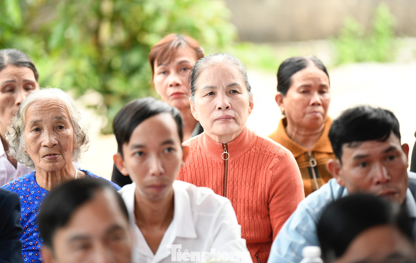 Đông đảo bà con nhân dân, hàng xóm láng giềng đến chung vui với gia đình bà Lê Thị Tháp.