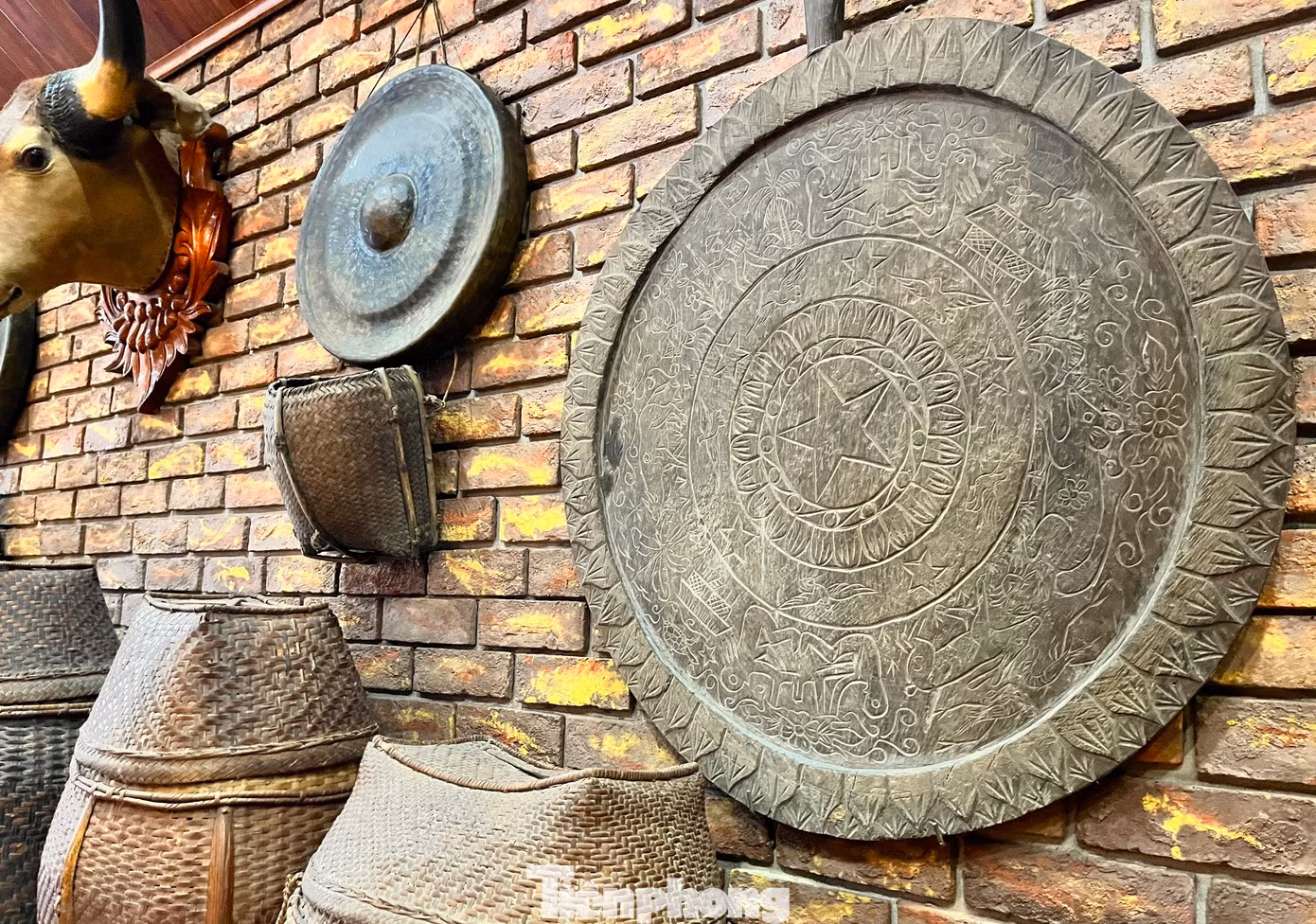 Cái thì được ông Phúc treo thành từng dãy trên tường, cái đặt trên kệ.