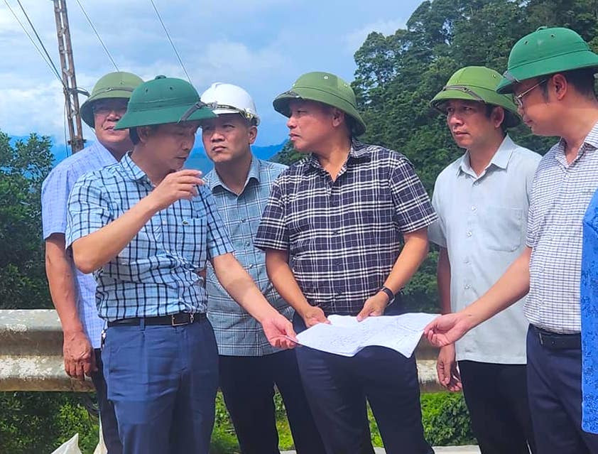 Ông Hoàng Phú Hiền - Giám đốc Sở GTVT Nghệ An cùng lãnh đạo Sở NN&amp;PTNT Nghệ An và lãnh đạo huyện Quế Phong làm việc tại hiện trường vụ sạt lở.