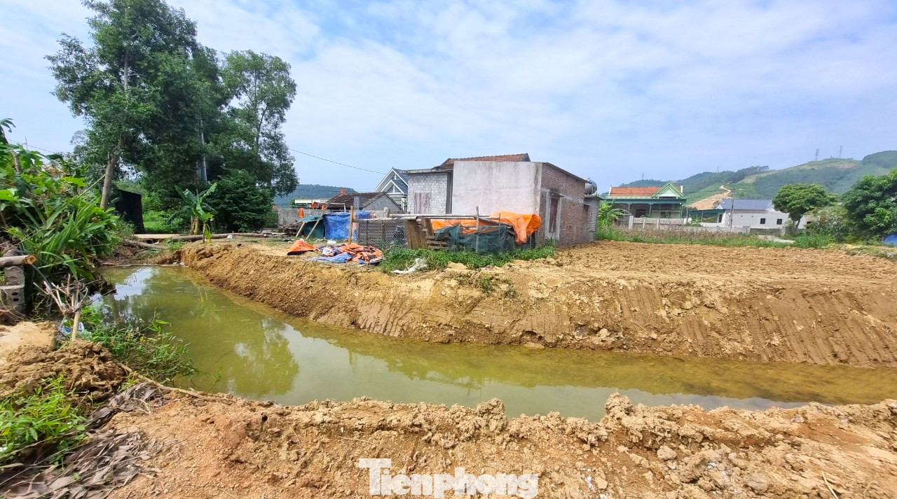 Người dân phản ánh một số đoạn mương tiêu được đào bằng đất sơ sài.